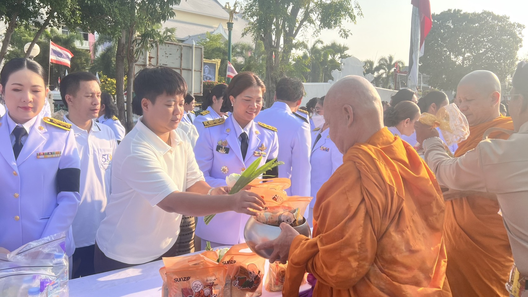 title - ปฏิรูปที่ดินจังหวัดเพชรบุรี พร้อมด้วย เจ้าหน้าที่ ส.ป.ก.เพชรบุรี ร่วมพิธีทำบุญตักบาตร และถวายพระพรชัยมงคล แด่สมเด็จพระกนิษฐาธิราชเจ้ากรมสมเด็จพระเทพรัตนราชสุดาฯ สยามบรมราชกุมารี เนื่องในโอกาสวันคล้ายวันพระราชสมภพฯ